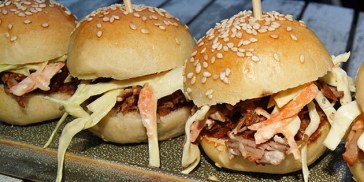 Suverænt gode sliders med det møreste pulled pork og sprød coleslaw.