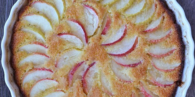 Nem æblekage med æbleskiver i toppen, der lige er blevet bagt i ovnen