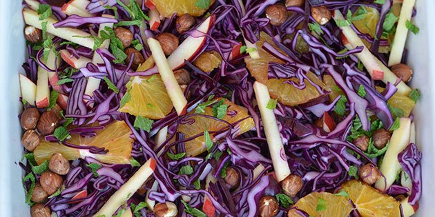 Ud over rødkål indeholder den appelsin, æble og hasselnødder