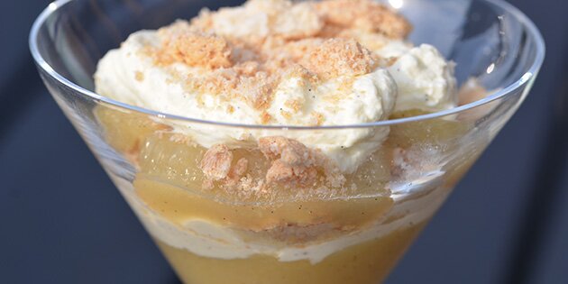 Dejlig æbletrifli med flødeskum og makroner