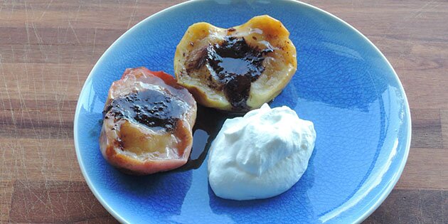 Server æblerne lune med flødeskum