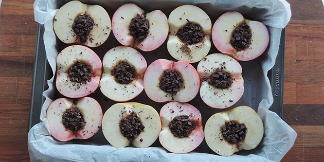 Hak chokoladen, og fyld den i hullerne fra kernehusene