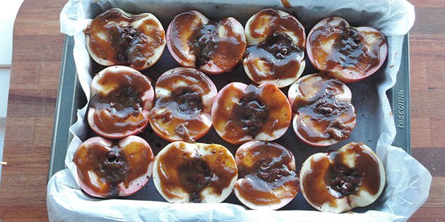 Lav karamel af brun farin og smør, og kom den ud over æblerne