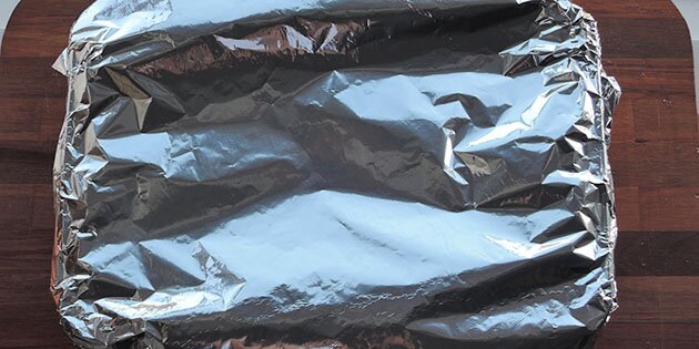 Dæk bradepanden til med alufolie, og bag dem i ovnen