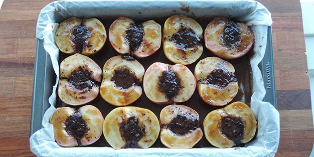 Æblerne er bagte, lune og dufter af brun farin og chokolade