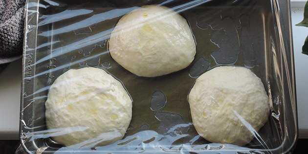 Den langtidshævede pizzadej er både nem og praktisk