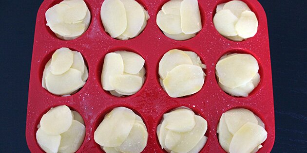 Slut til sidst med et lag smør, og bag dem.