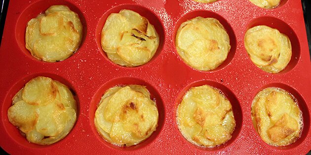 Når de er færdige, tages de ud af ovnen og bages sprøde ved høj varme.