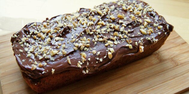 Lækker snasket chokoladecreme smyger sig om kagen