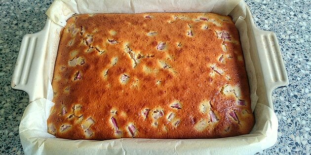 Den nemme rabarberkage bages i en bradepande og er god til gæster