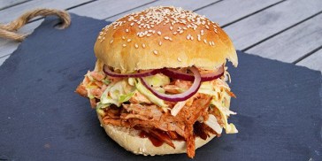 Lækker burger fyldt med pulled pork lavet i ovnen, coleslaw og barbecuesovs