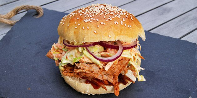 Lækker burger fyldt med pulled pork lavet i ovnen, coleslaw og barbecuesovs