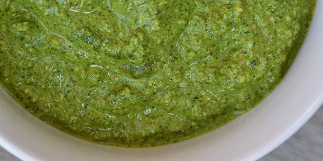 Lækker basilikumpesto med en smuk grøn farve fra spinaten