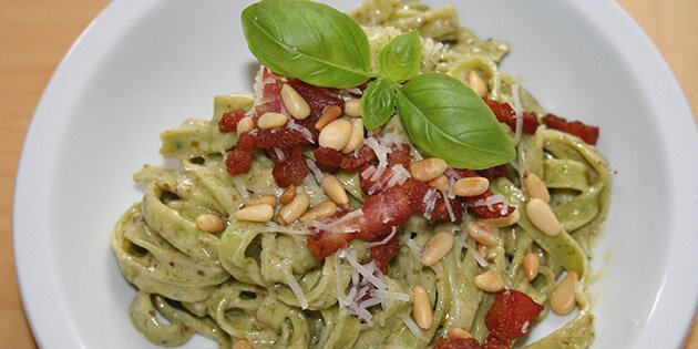 Pynt gerne med lidt frisk basilikum på toppen.