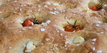 Luftigt hjemmelavet foccacia med tomat og fetaost