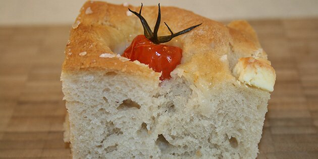 Cherrytomater og fetaost smager perfekt sammen med det bløde brød.
