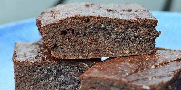 Disse brownies er lavet med dadler og mandler og har pefekt snasket konsistens