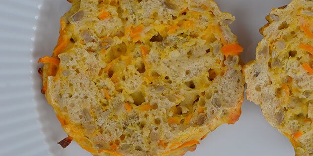 De har en luftig krumme og en flot farve fra gulerødderne