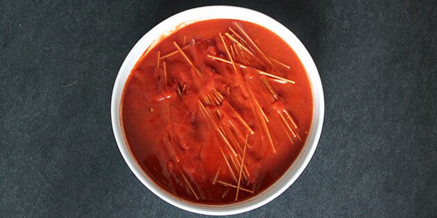Spaghetti med pastasauce og kødboller i fad.