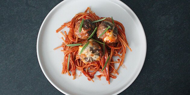 Virkelig nem opskrift på spaghetti med kødboller, der bages i ovnen.