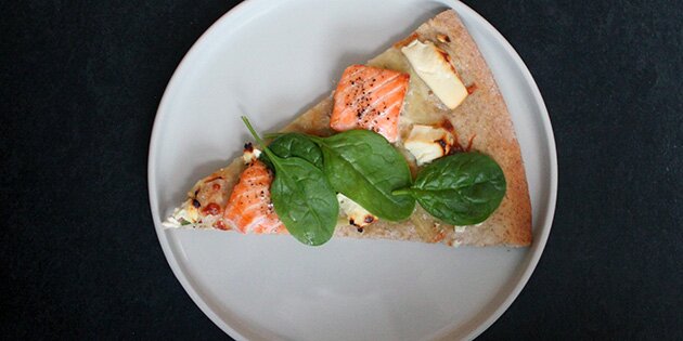 Sprød og lækker kartoffelpizza med laks, feta og spinat.