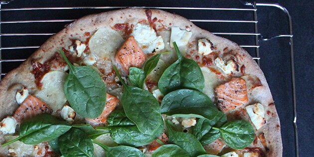 Skøn pizza med fisk og den sprødeste skorpe.