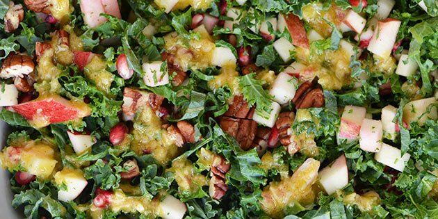 Salaten er fyldt med knasende nødder og en skøn hjemmelavet dressing