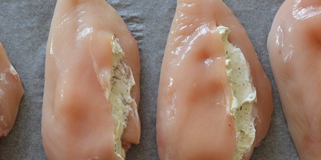 Sådan lægger du snittet i kyllingebrysterne, når de skal fyldes.
