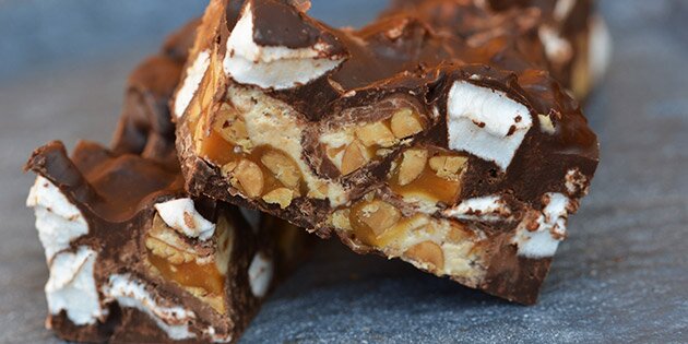 Fantastisk Rocky Road med Snickers og skumfiduser