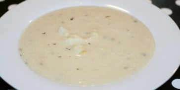 Suppen kan evt. blendes med halvdelen af blomkålen for at få en mere cremet konsistens.