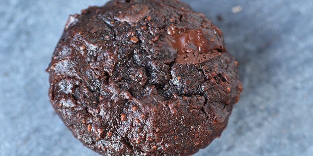 De er fyldt med stykker af mørk chokolade