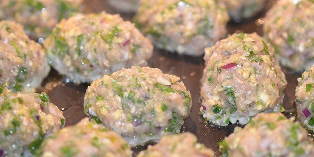 Kyllingefrikadellerne er på panden