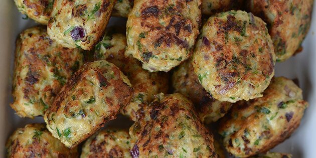 Dellerne smager dejligt af kylling, hvidløg, persille og rødløg