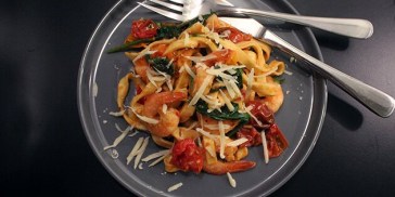 Super lækker ret med frisk pasta, rejer, spinat og tomat.