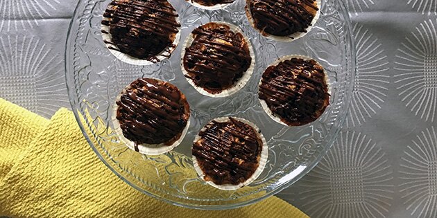 Chokolademuffins med lækkert fyld i dejen og som topping.