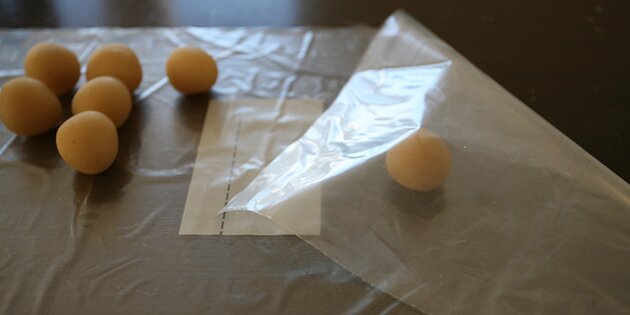 brug et stykke plastic til at forme bladene med