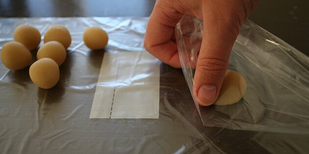 Du behøver ingen video, for trin-for-trin billederne viser, hvordan du skal gøre