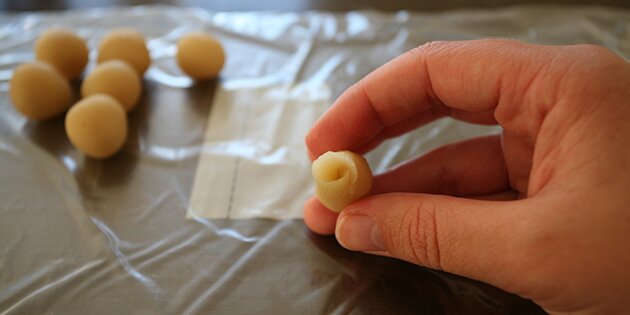 Rul det første rosenblad til en lille rosenknop