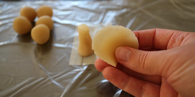 Pres rosenbladet lidt i midten