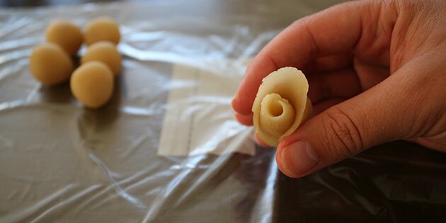 Marcipanbladene skal foldes om rosen