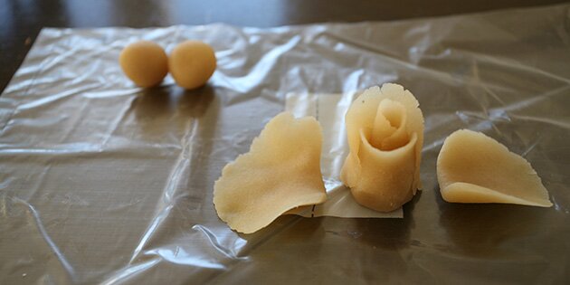 Sæt rosenbladene på ét ad gangen