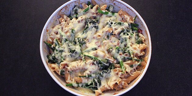 Lækker og snasket pastaret i ovn med bacon og broccoli.