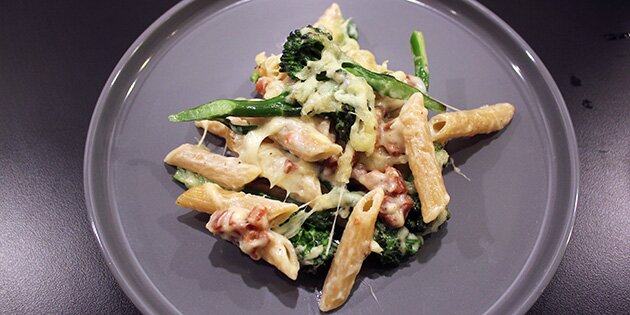 Mhm, pasta i ovn med ostesauce og smeltet ost på toppen.