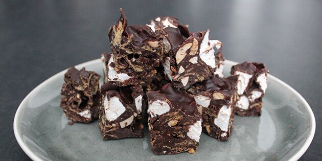 Rocky Road med cornflakes smager hammergodt, og så giver cornflakesene et ekstra knasende element.