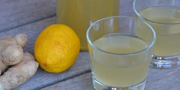 Lækker ingefærdrik med citron, der giver lidt syre