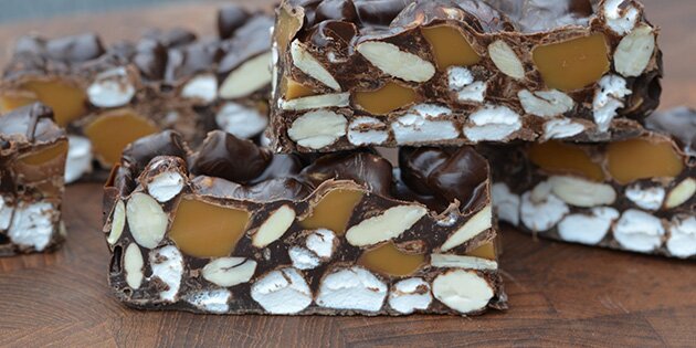 Bars af mørk chokolade og fyldt med lækkert slik