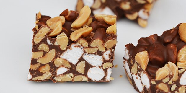 Super lækre Rocky Road med lys chokolade og masser af peanuts