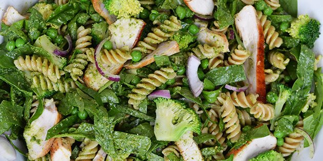 Dejlig grøn pastasalt fyldt med broccoli, spinat, ærter og pesto