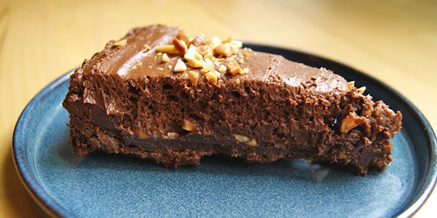 Fantastisk fransk Gateau Marcel kage med en intens chokoladekage i bunden og chokolademousse på toppen.