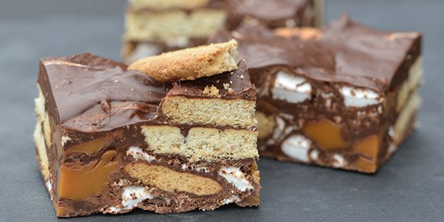 Lækre stykker Rocky Road med Digestive kiks, karamel og skumfiduser.